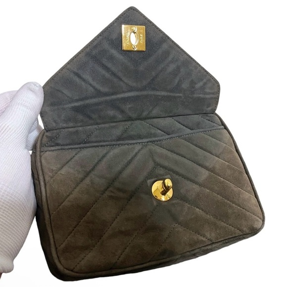 RARE Vintage CHANEL Chevron V-Line Fringe Bijou Chain Shoulder Bag – Brown Suede - Picture 12 of 14